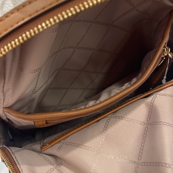 Michael Kors Womens Valerie Medium Logo Backpack 30F2G9VB2B-149 (Vanilla)
NWT - Picture 10 of 16